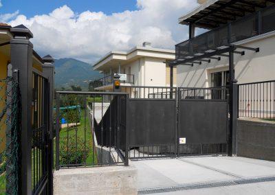 CANCELLO-MODERNO-CON-DOPPIA-LAMIERA