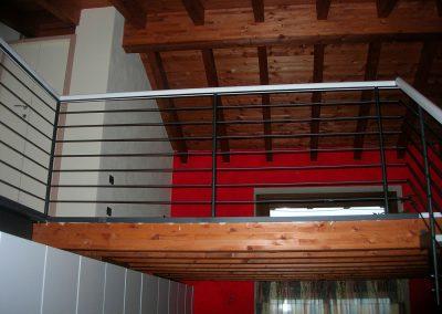 PARAPETTO-SOPPALCO-CON-CORRIMANO-IN-LEGNO
