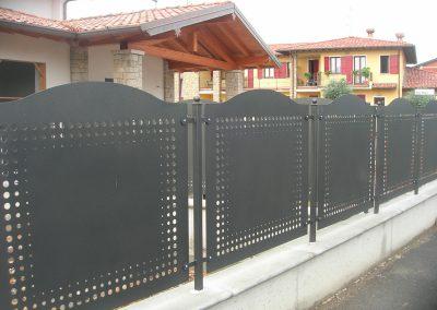 RINGHIERA-CON-CORNICI-DI-FORI